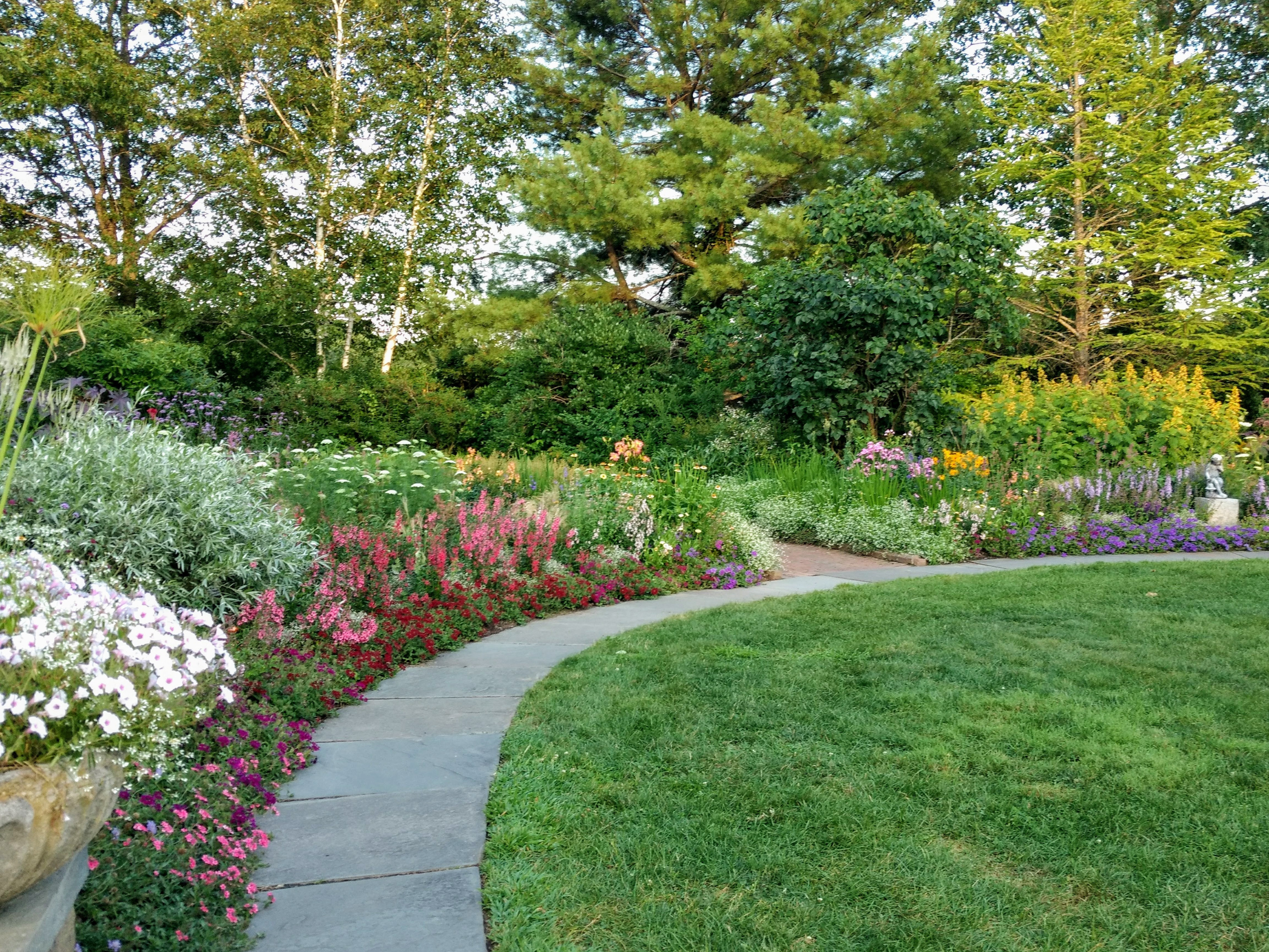 Благоустройство участка частного дома в Сургуте и Ханты-Мансийском автономном округе